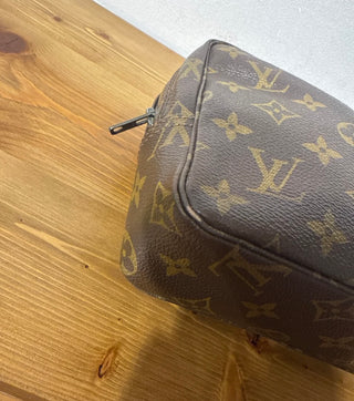 LOUIS VUITTON TROUSSE 23