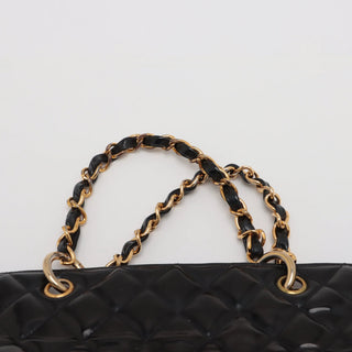 Chanel shopping in vernice