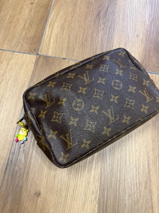 LOUIS VUITTON TROUSSE 23
